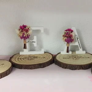 Letra Decorativa con Flores Preservadas y Base Personalizada de Madera